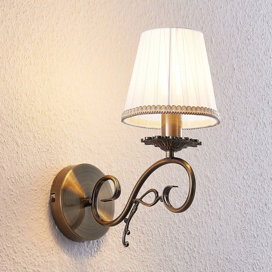 Lindby Finnick vägglampa i antikmässing
