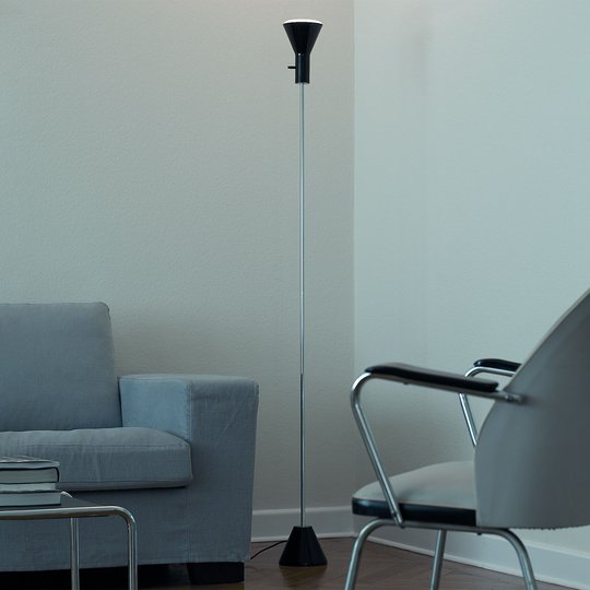 Smala LED-golvlampan Gru med dimmer