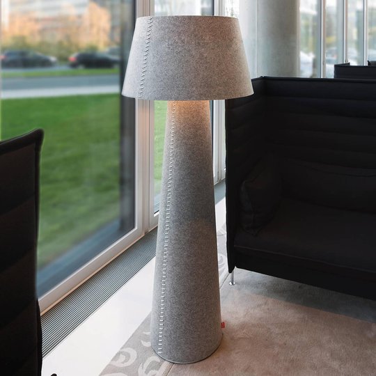 LED-golvlampan Alice XL i grå filt