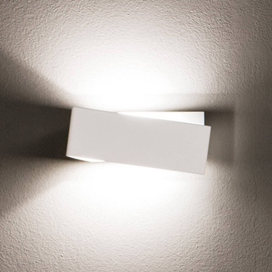 Iögonfallande vägglampa Zig Zag vit 26 cm