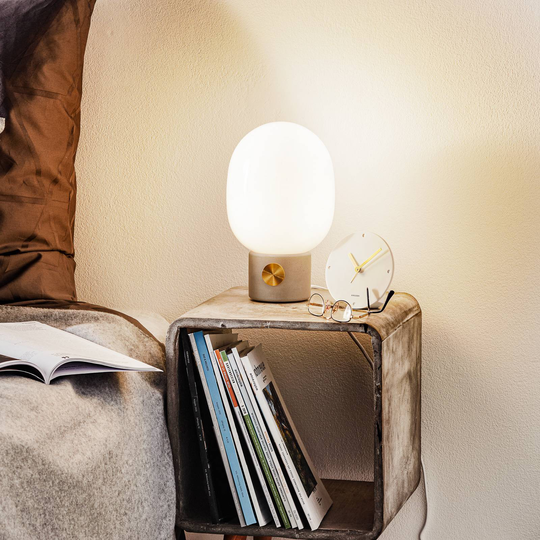 Menu JWDA bordslampa med betongfot