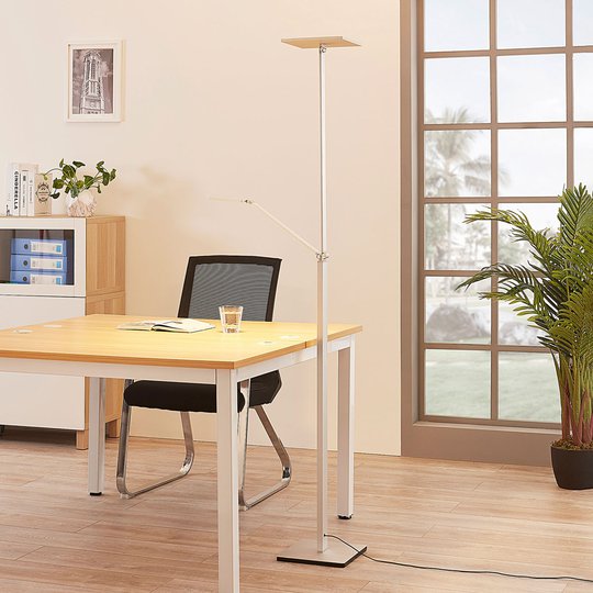Kantig LED uplight-golvlampa Jernika med läslampa