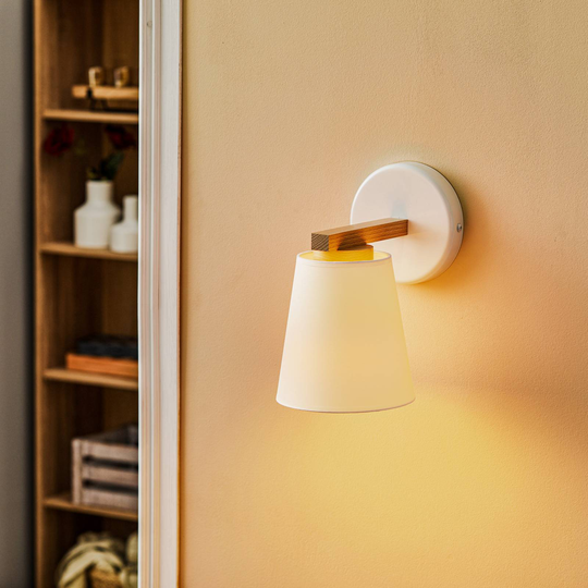 Vägglampa Canditia av trä med textilskärm