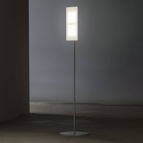 Med OLED:er - golvlampa OMLED One f2 svart