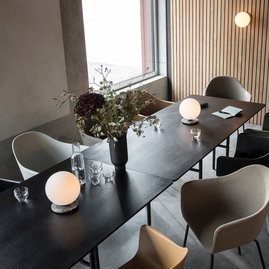 Menu TR Bulb bordslampa 22 cm marmor/opal matt