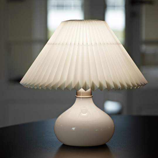LE KLINT 314 bordslampa, vit/mässing, höjd 27 cm