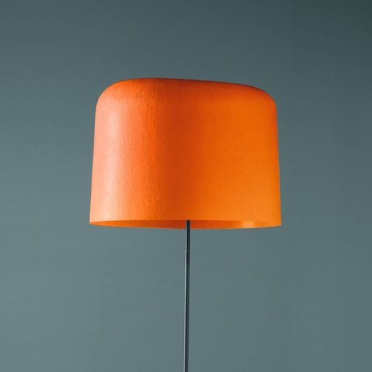 Med glasfiberskärm - golvlampa Ola orange