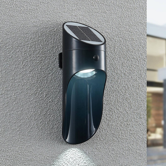 Lindby Treloras LED-solutomhusvägglampa med sensor
