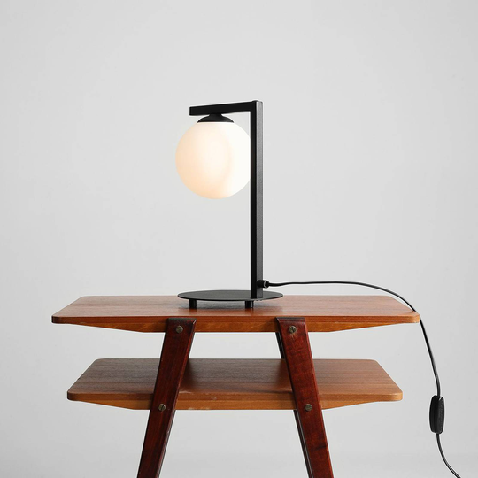 Bordslampa Zac med sfärisk skärm, svart