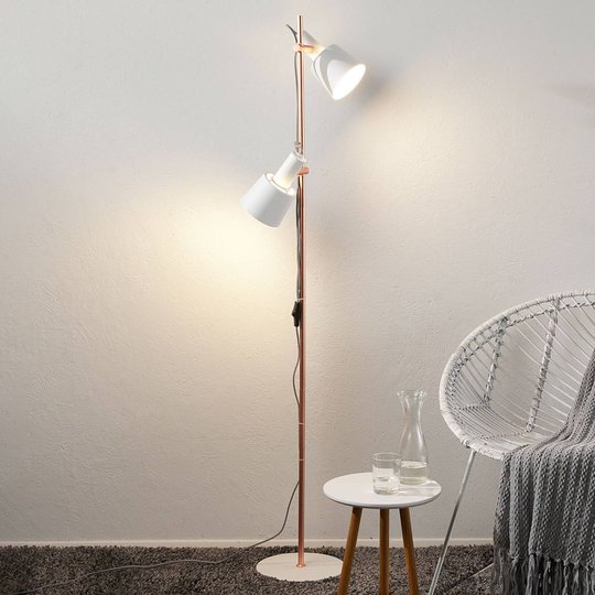 Tvåflammig golvlampa Haldar i vit/koppar