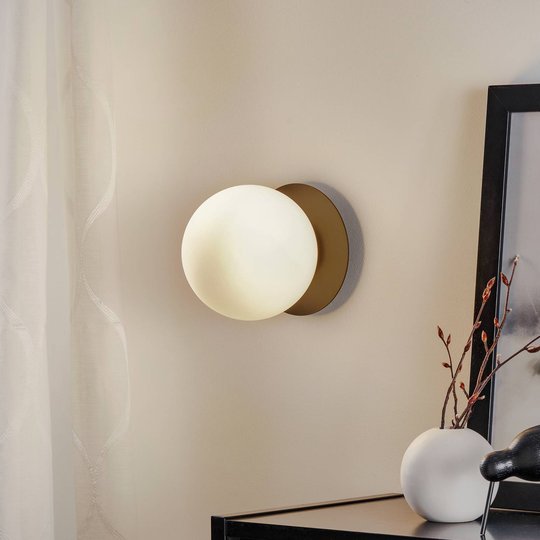 Vägglampa Minerva K1 med svart metallkant