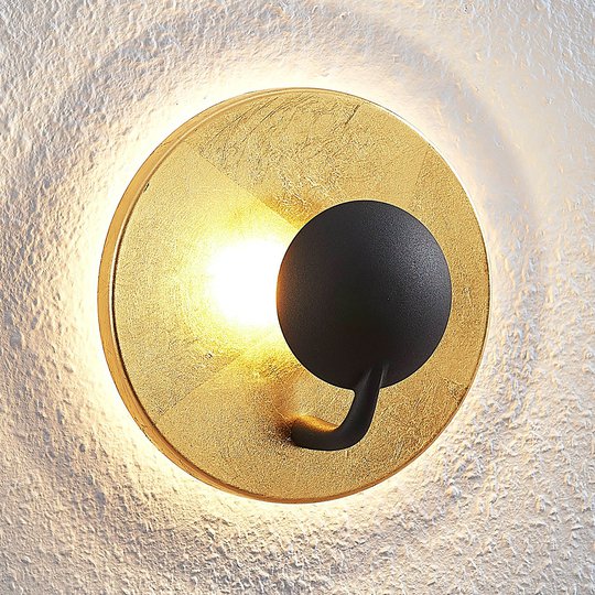 Lindby Lou LED-vägglampa i svart-guld