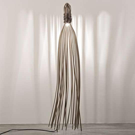 Hugo - ovanlig golvlampa