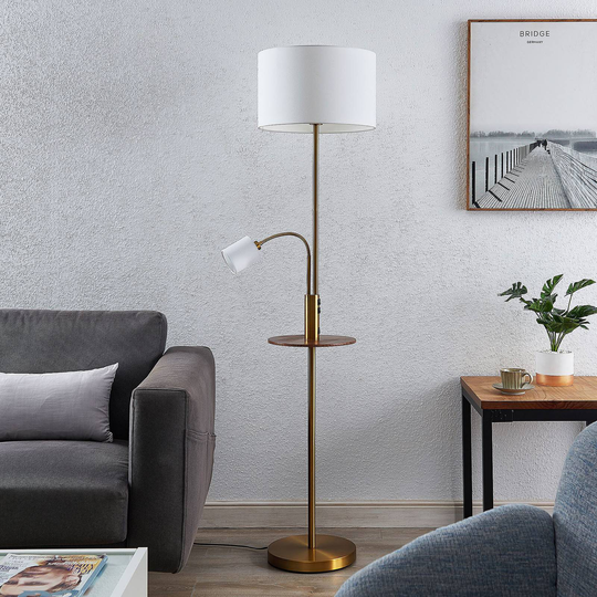Lindby Aovan golvlampa med hylla och USB, brons