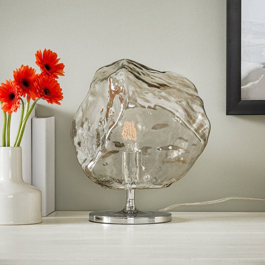 LED-bordslampa Petra med effektiv glasskärm