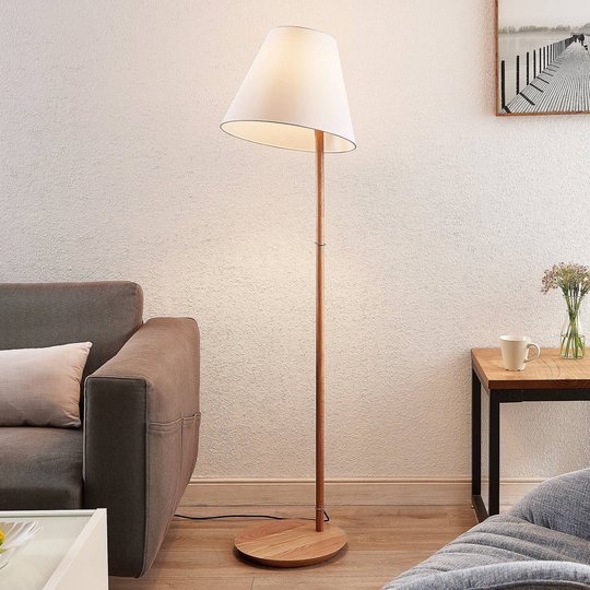Lucande Jinda golvlampa, trästomme, vitt tyg