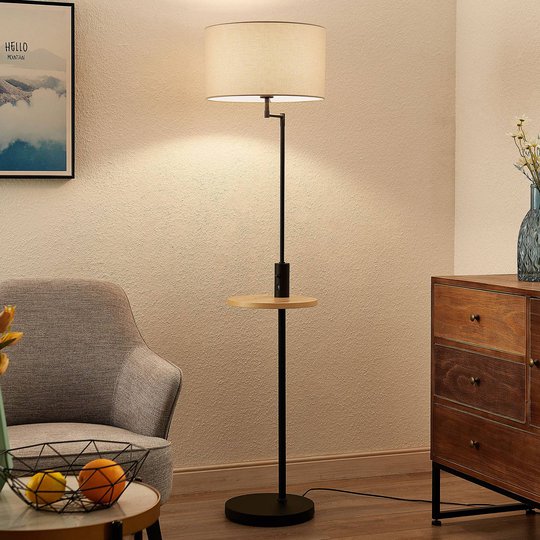 Lindby Zinia golvlampa med hylla och USB, svart