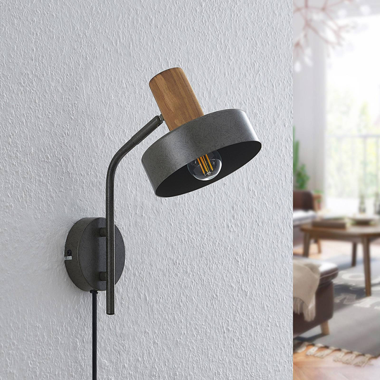 Lindby Tarin vägglampa av järn och rödgran