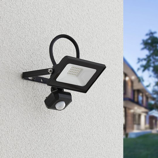 Lindby Aine LED-utomhusspot svart 13,5 cm sensor