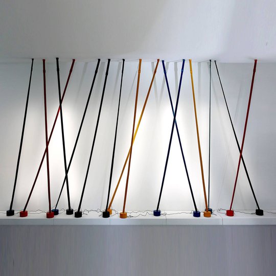 Martinelli Luce Elastica golvlampa som band, röd