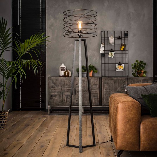 Golvlampa Swirlaronda med spiralskärm