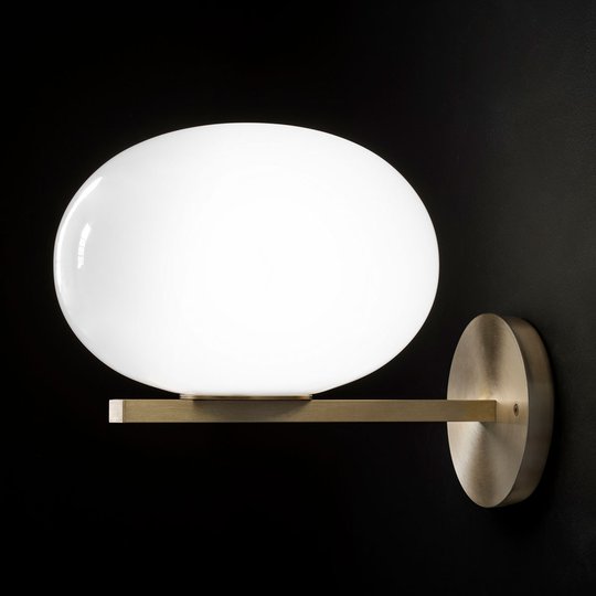Oluce Alba - vägglampa med opalglasskärm