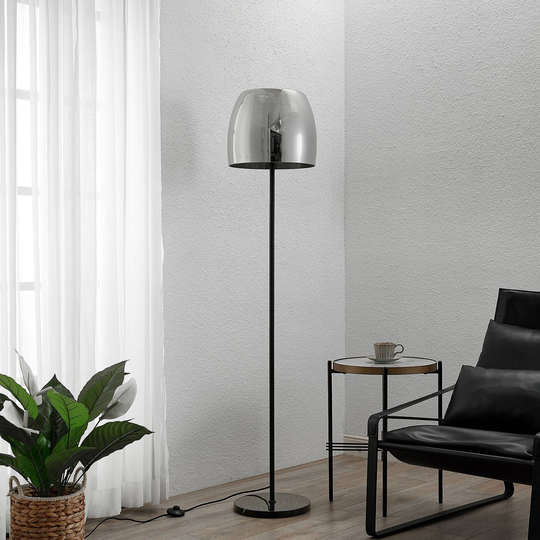 Lindby Yrell golvlampa med rökglasskärm