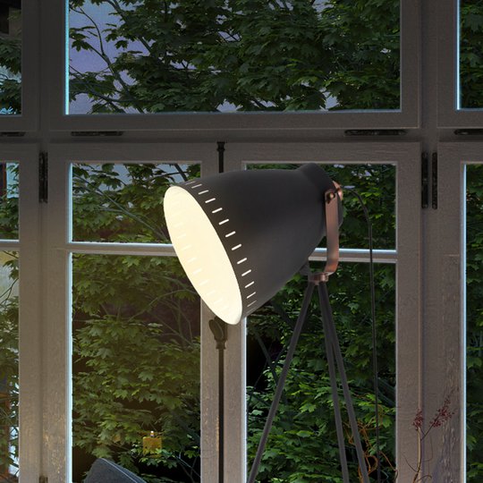 Golvlampa Makky trebent i svart