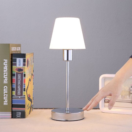 Formskön bordslampa Sascha med glasskärm