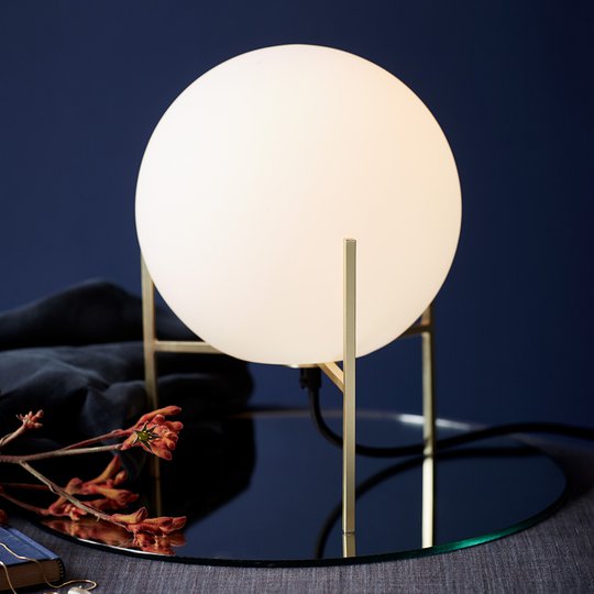 Bordslampa Alton med vit glasskärm