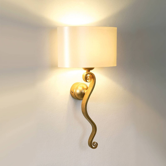 Stilfull vägglampa Trofeo i guld