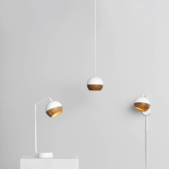 Mater Ray golvlampa, vit/ek