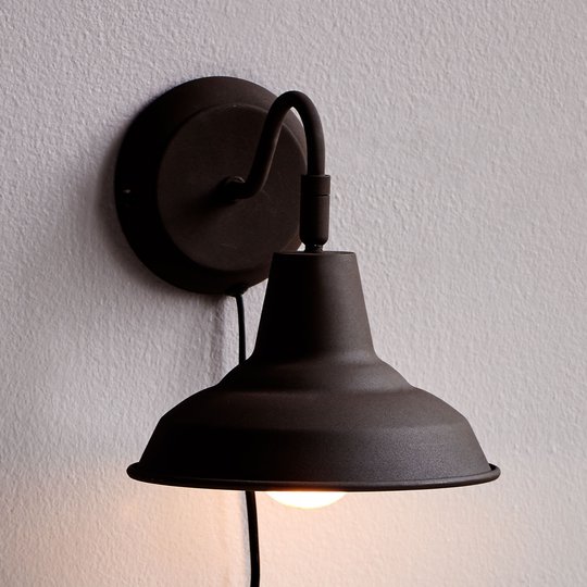 Vägglampa Andy i rost med kabel och kontakt