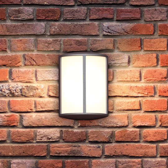 Stämningsfull LED-utomhusvägglampa Stock