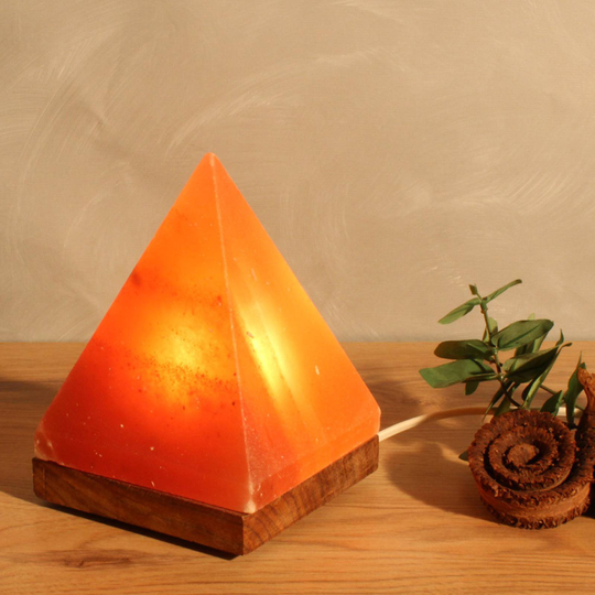 Saltlampa Pyramid med sockel, bärnsten