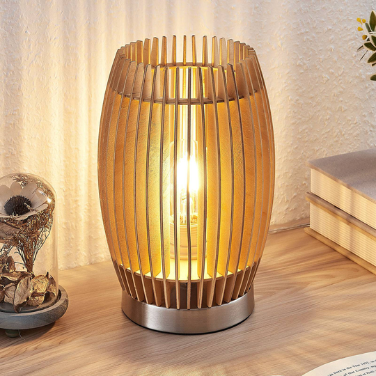 Bordslampa Jemile med lampskärm av björkstavar