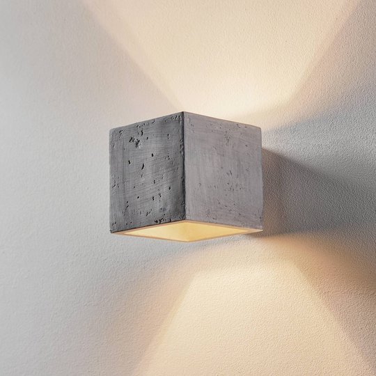 Vägglampa Ara som kuber av betong