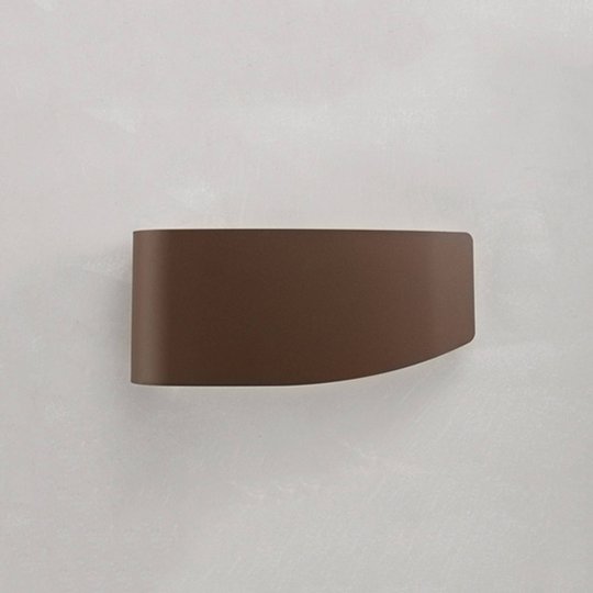 Dekorativt designad vägglampa Virgola, brun