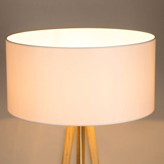 Golvlampa Corralee trebent trä, tygskärm vit
