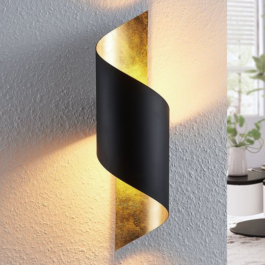 Metallvägglampa Vanni, inrullad, svart-guld