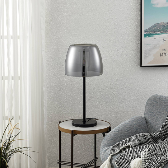 Lindby Yrell bordslampa med rökglasskärm