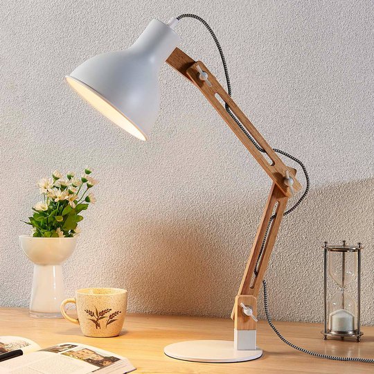 Skrivbordslampa Shivanja i trä med vit skärm