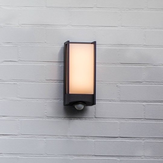 LED-utomhusvägglampa Qubo med rörelsesensor