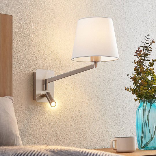 Lucande vägglampa Irella med läslampa vit