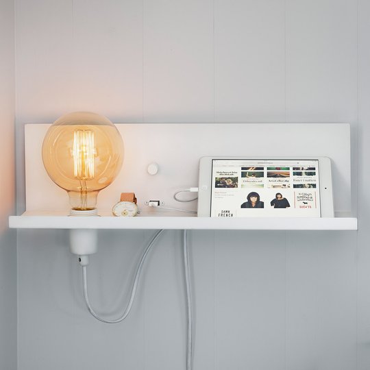 Med USB-port – vit vägglampa Multi
