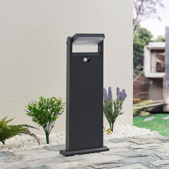 Lindby Novalie LED-solcellsgånglampa