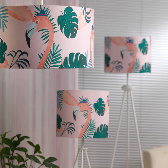 Golvlampa Flamingo med färgglad textilskärm
