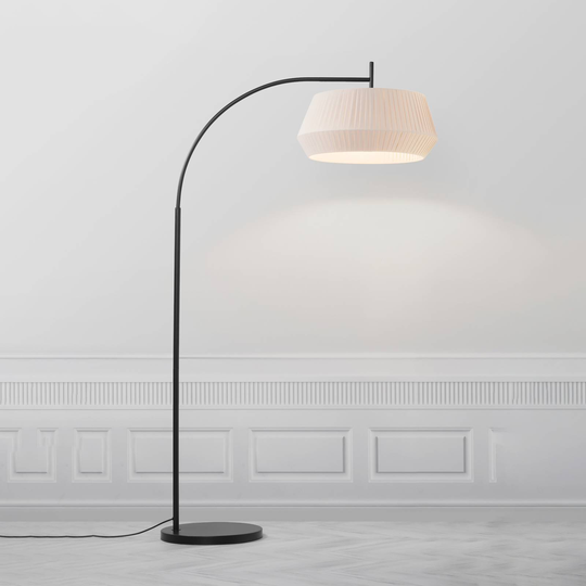 Golvlampa Dicte, handbunden skärm, bärnsten