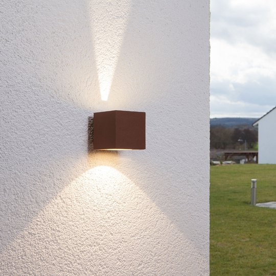 Rostbrun LED-utomhusvägglampa Jarno, kubformad