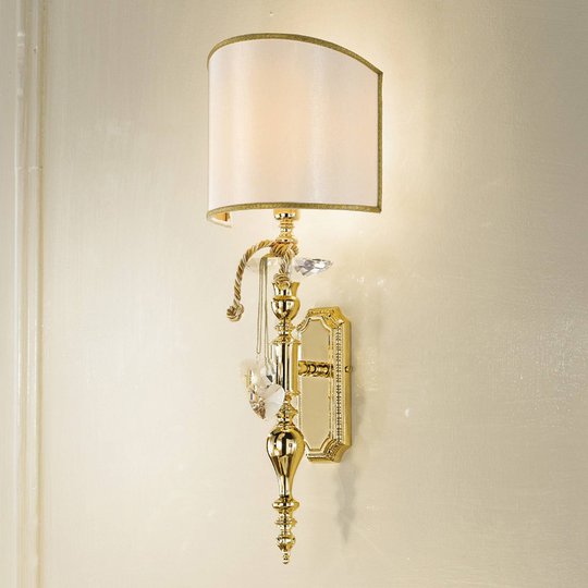 Helt igenom klassisk vägglampa Teodora